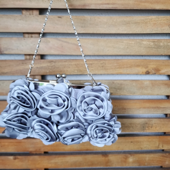 Fabric 3-D clutch silver-grey flower petal with silver chain - Picture 3 of 7